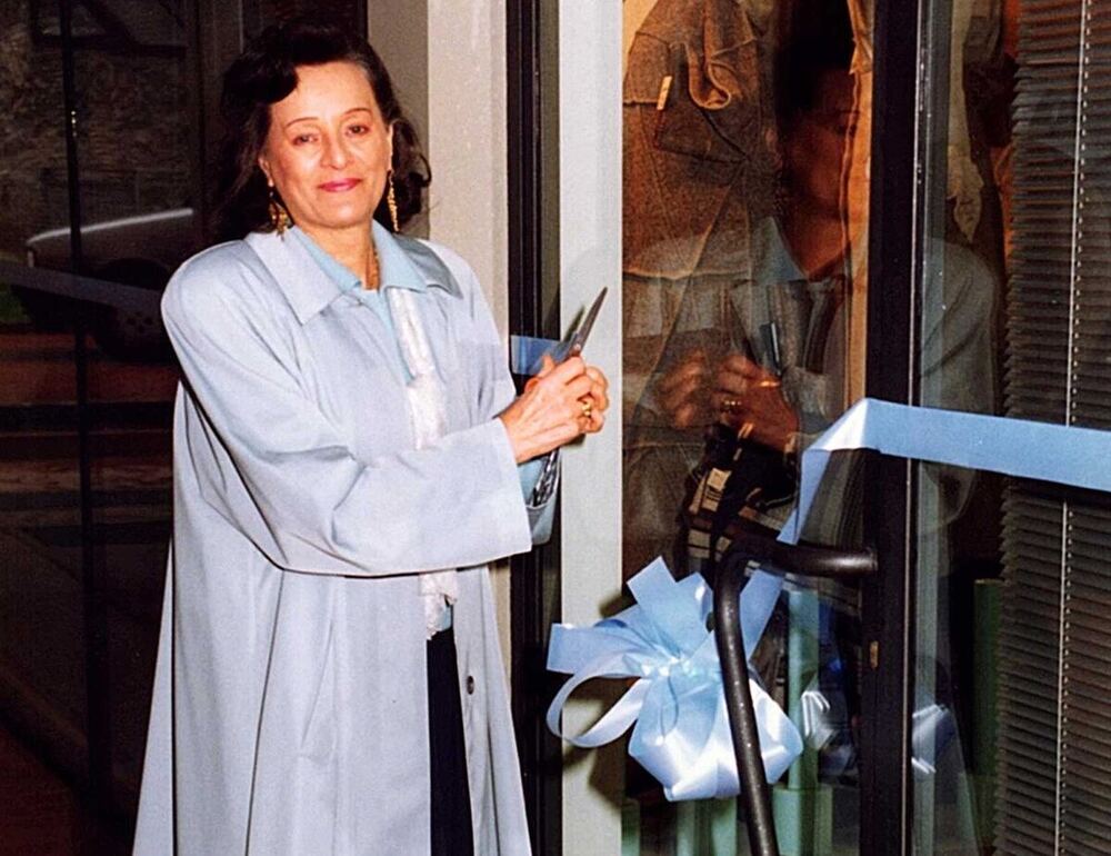 Il taglio del nastro all’inaugurazione del negozio Irma Vestimoda